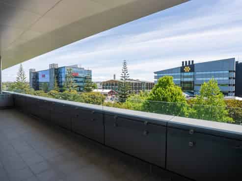 PRECINCT LIFESTYLE. TOP FLOOR OFFICE.
