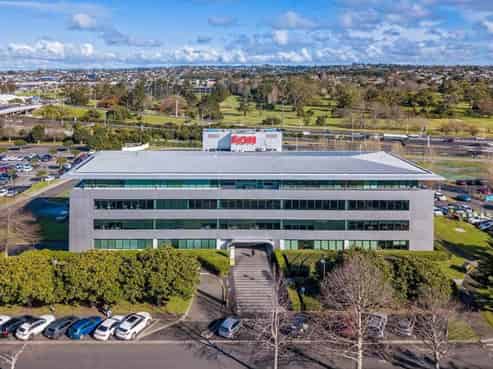 PRECINCT LIFESTYLE. TOP FLOOR OFFICE.
