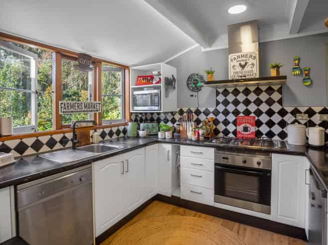 86 Old Highway, Whakamarama