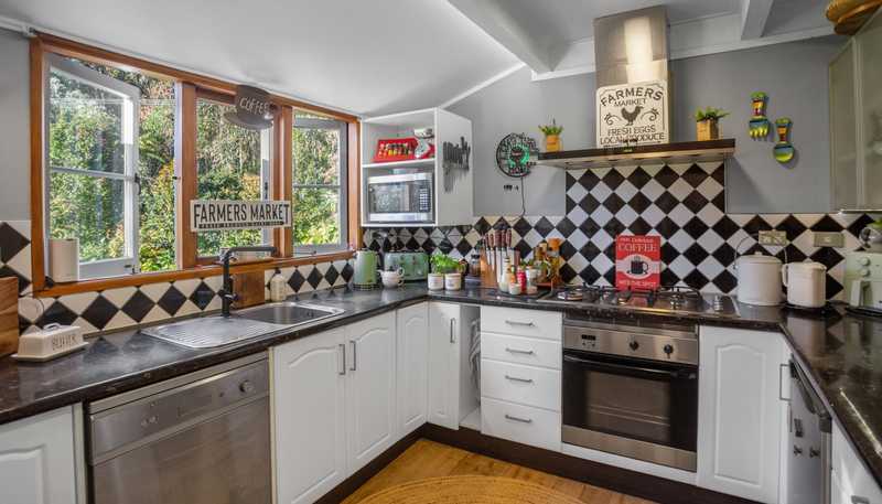 86 Old Highway, Whakamarama