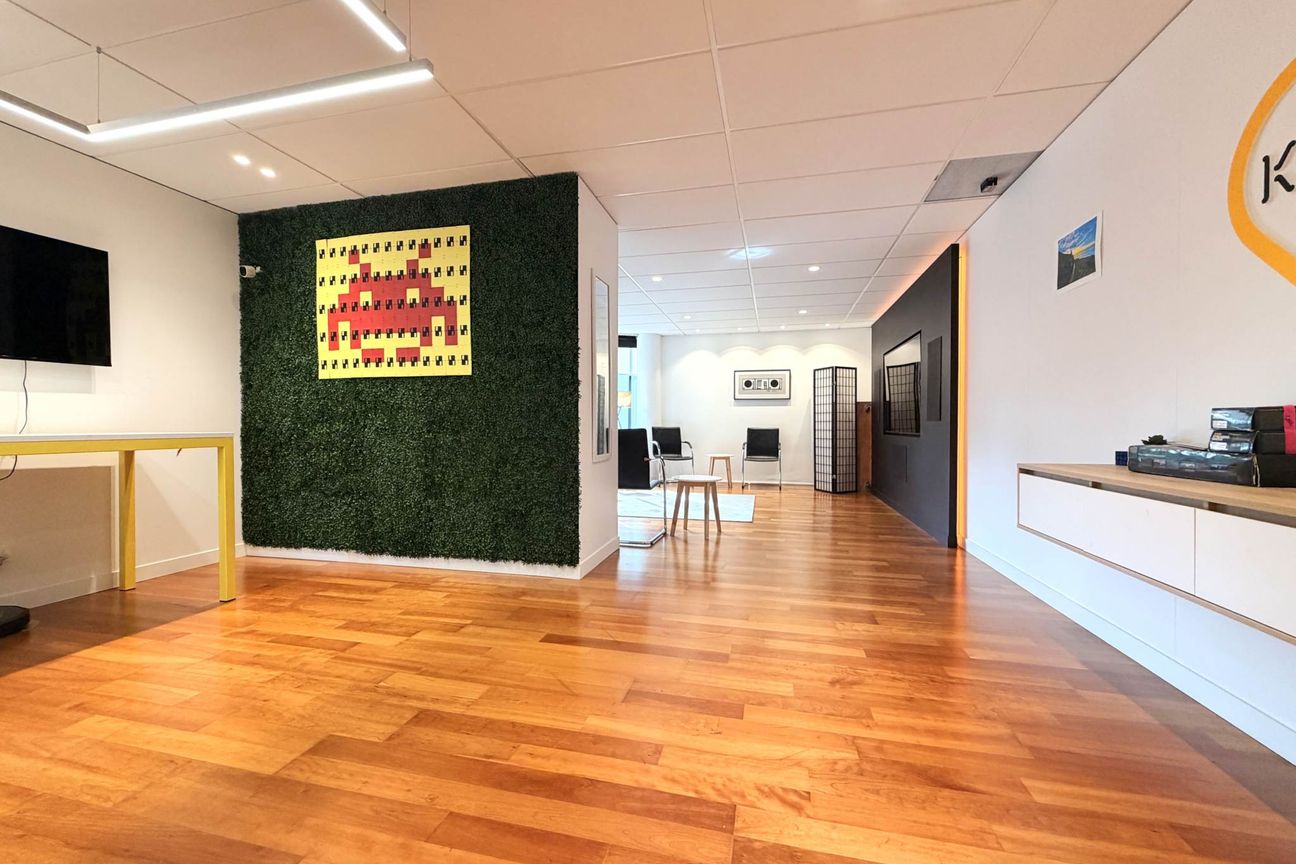 GRAFTON OFFICE WITH FIVE CAR PARKS INCLUDED - Više
