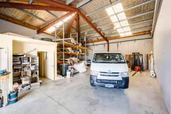 Secure Industrial Unit – Vacant Possession