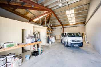 Secure Industrial Unit – Vacant Possession