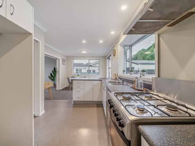 44 Waipounamu Drive, Kelson