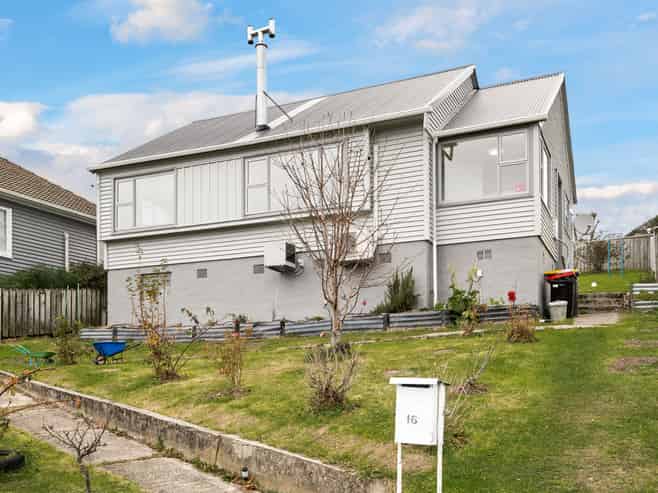 16 Crammond Avenue, Corstorphine