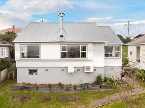 16 Crammond Avenue, Corstorphine