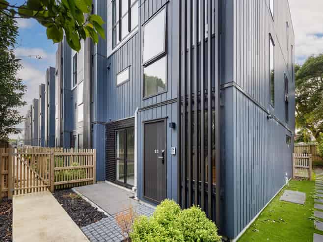 10/12 King Edward Avenue, Epsom