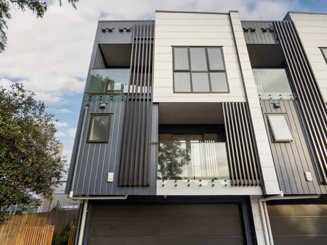 10/12 King Edward Avenue, Epsom