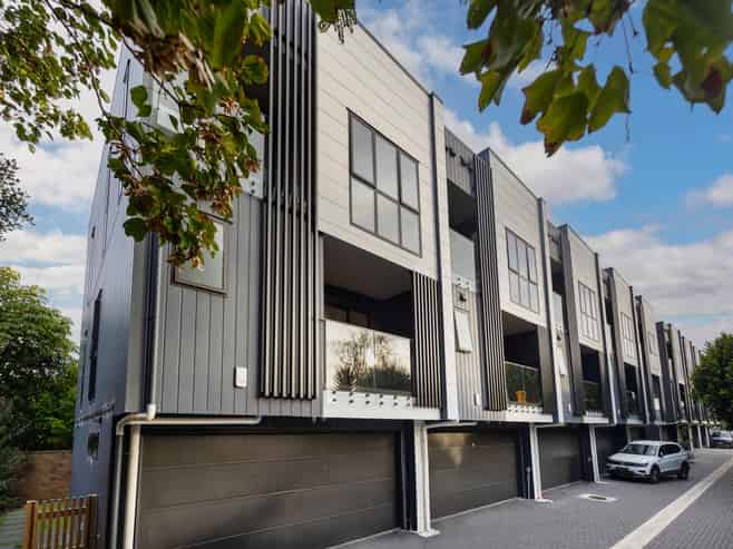 10/12 King Edward Avenue, Epsom