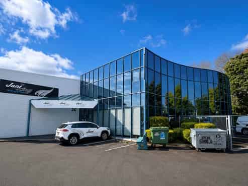 RARE ROSEDALE OFFICE - 15 CAR PARKS
