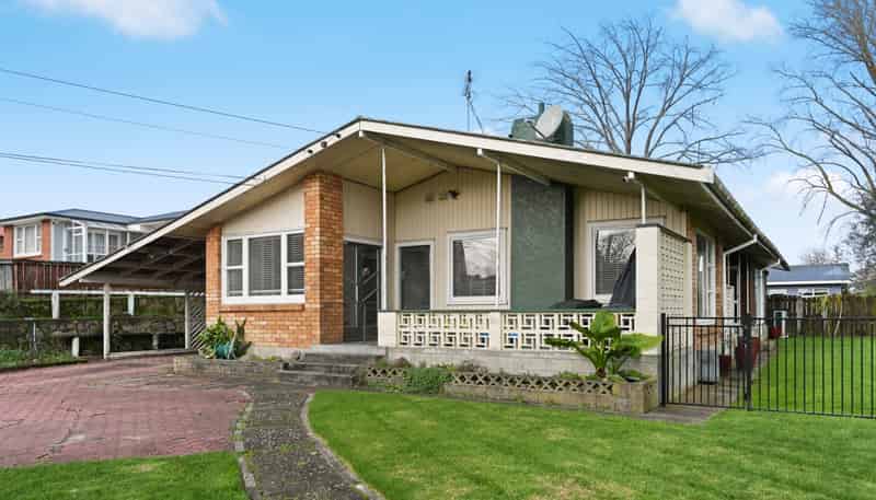 44 Bruce Avenue, Glenview