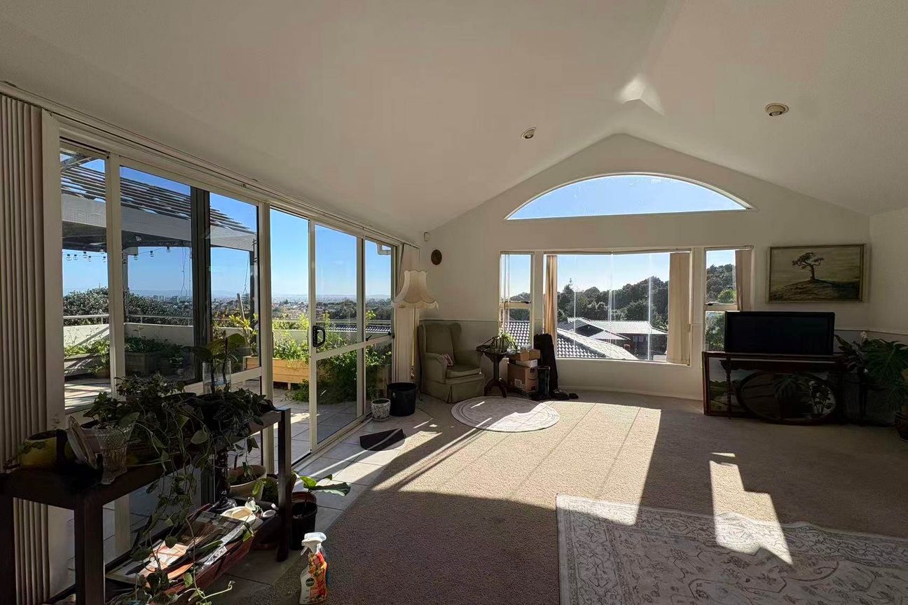 Stunning 4-Bedroom Executive Home with Panoram... - Widok 3