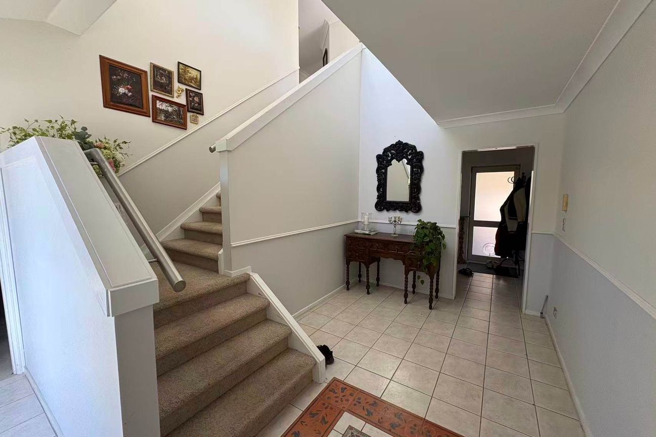Stunning 4-Bedroom Executive Home with Panoram... - Widok 4