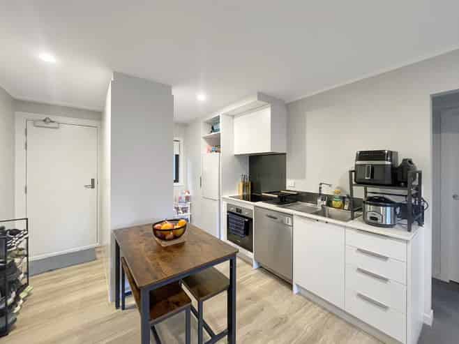 2F/11 Newtown Avenue , Newtown