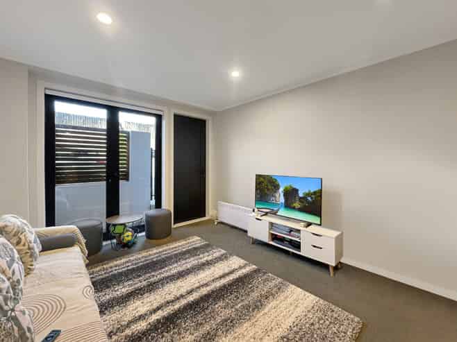 2F/11 Newtown Avenue , Newtown