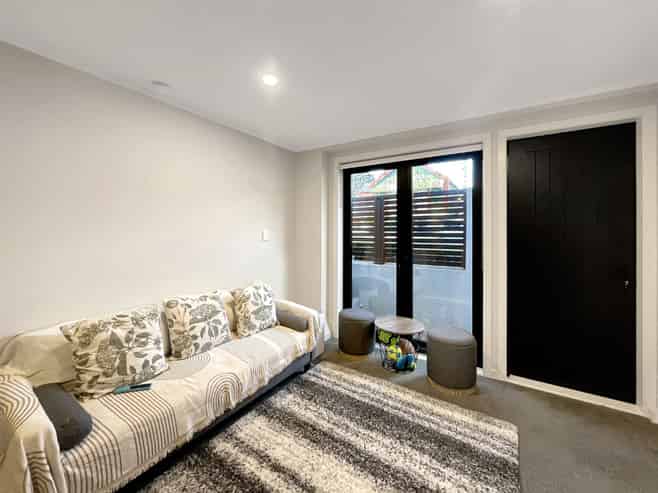 2F/11 Newtown Avenue , Newtown