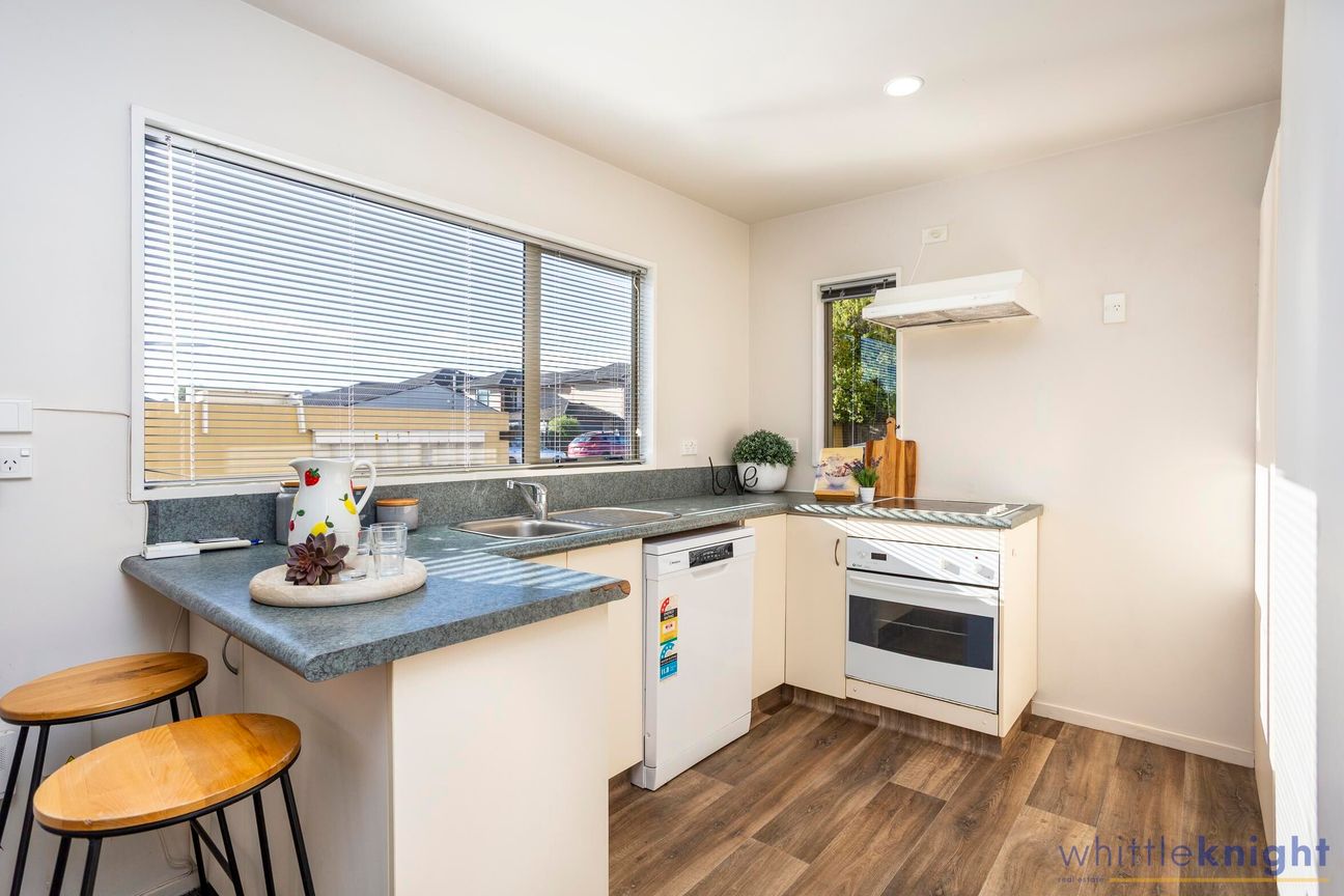 3 Bedrooms, Double Garage and in Top School Zones! - Więcej