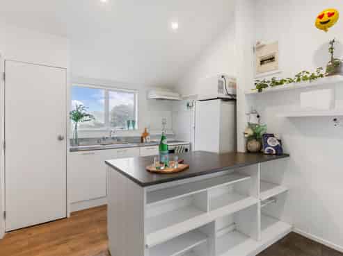 20/125 Queens Drive, Lyall Bay