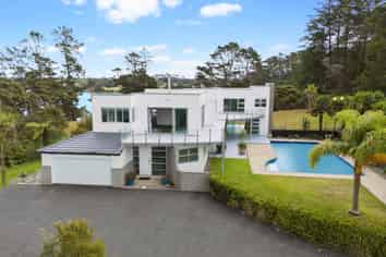 77 James Paige Lane, Riverhead