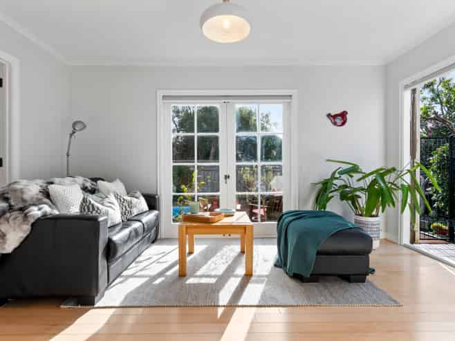 9B Otakau Road, Milford