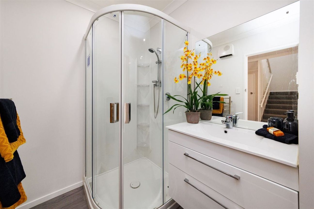 Modern Inner City Living   Fully Furnished - Mehr