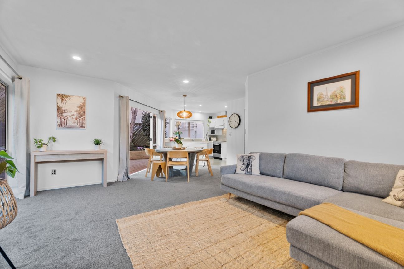 Price reduction $1,345,000 Vendors have moved. - Meer
