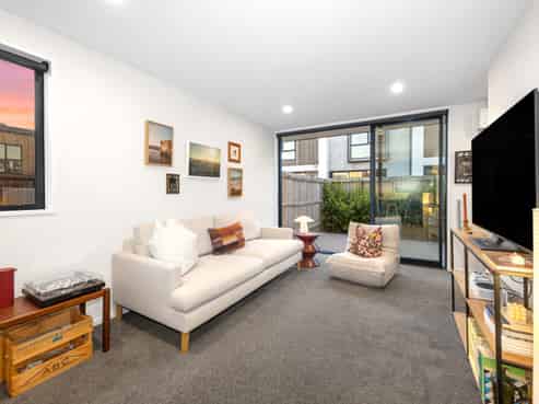1/329 Lincoln Road, Addington