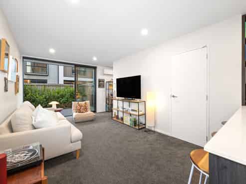 1/329 Lincoln Road, Addington