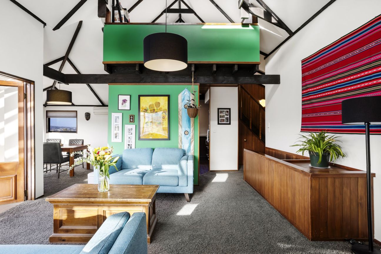 Elevated views, sun-drenched living - Mehr