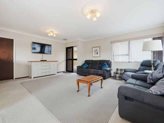 2/5 Milwaukee Place, Glendene