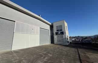 High Stud Warehouse in Popular Location