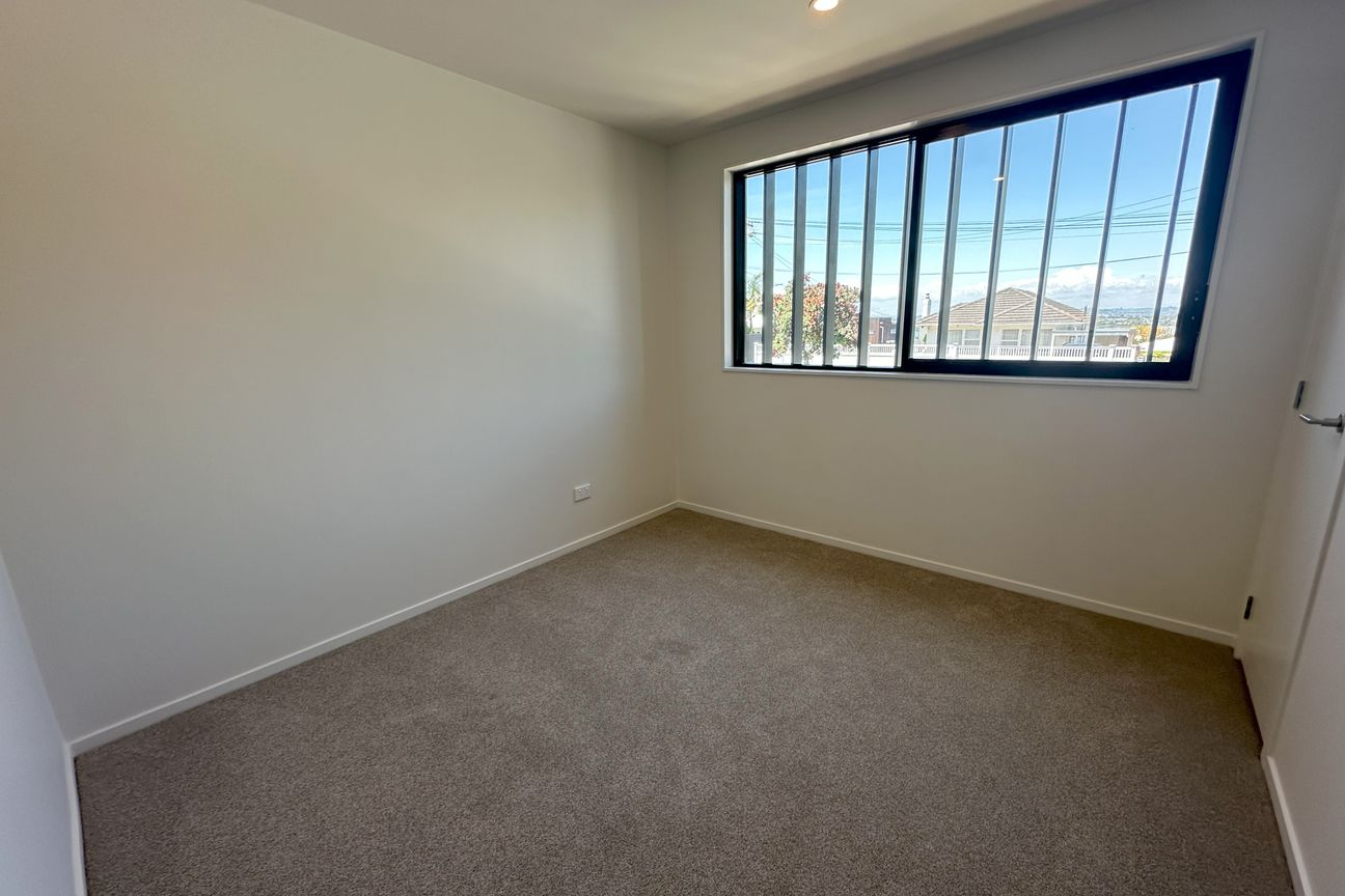 Near-New Three Bedroom Home in Glendowie - Vista 3