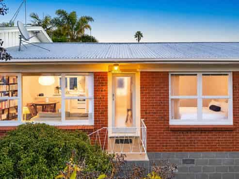 2/4 Penzance Road, Mairangi Bay
