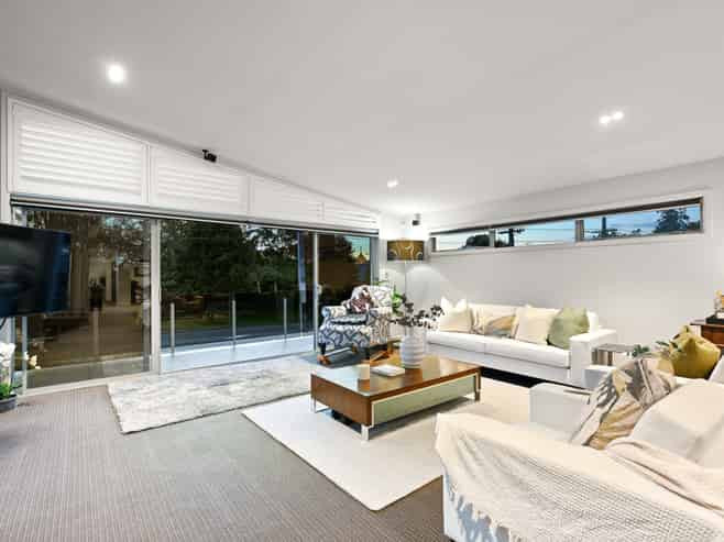 902 River Road, Queenwood