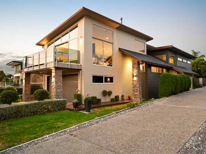 902 River Road, Queenwood