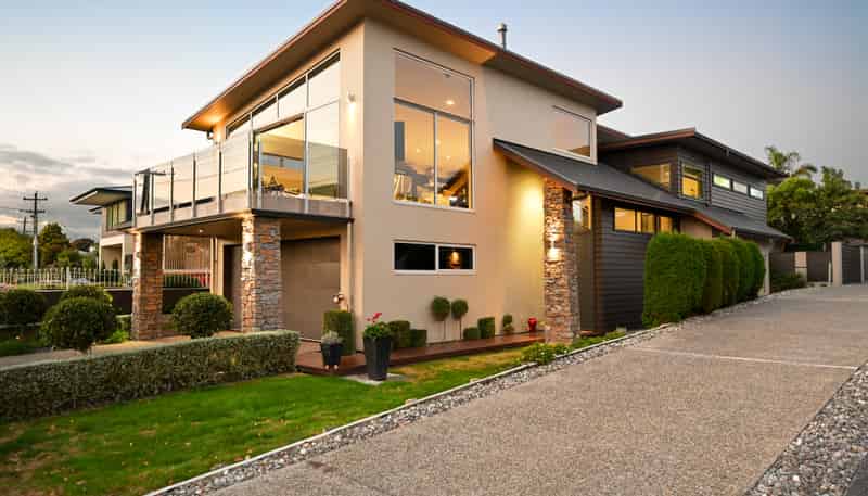 902 River Road, Queenwood