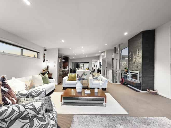 902 River Road, Queenwood