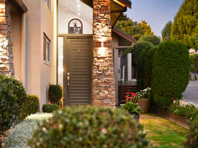 902 River Road, Queenwood