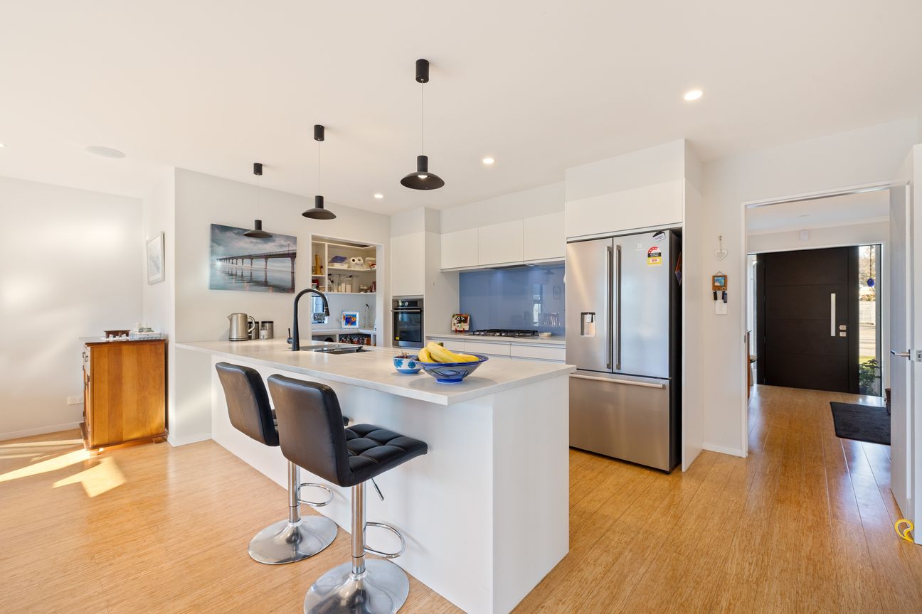 Space, Sun & Storage, Including a 3-Car Garage! - Ansicht 4