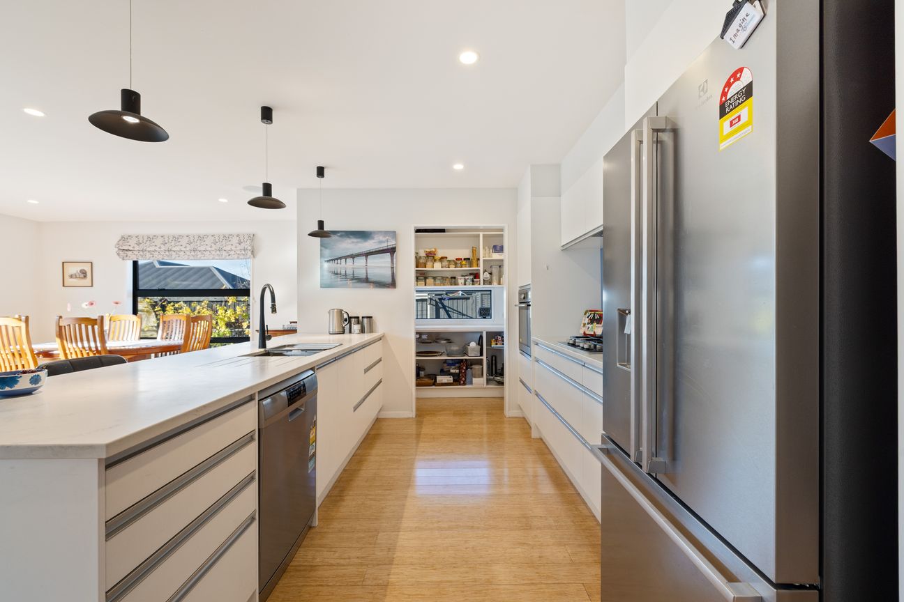 Space, Sun & Storage, Including a 3-Car Garage! - Ansicht 5