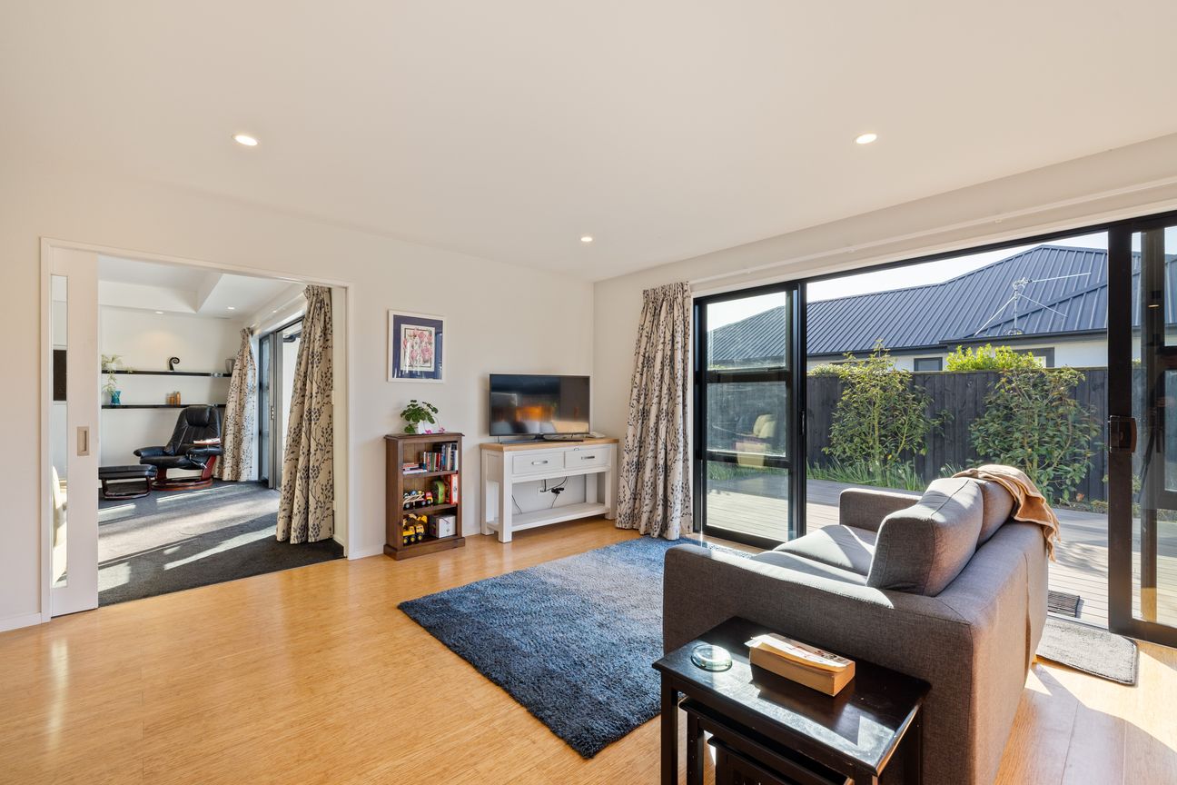Space, Sun & Storage, Including a 3-Car Garage! - Mehr