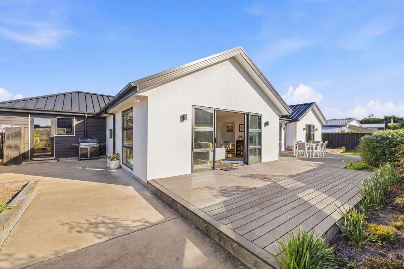 Space, Sun & Storage, Including a 3-Car Garage! - Ansicht 2