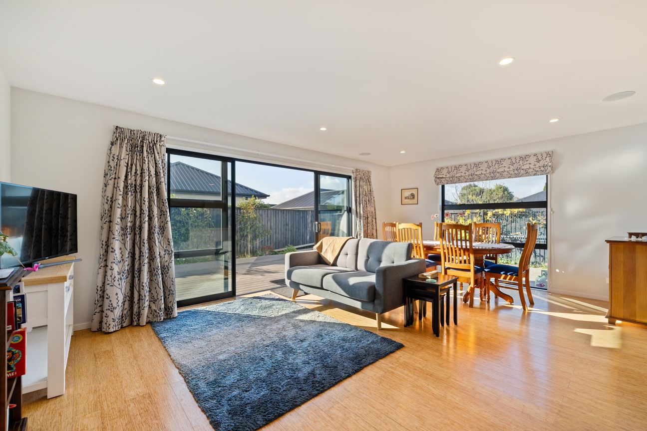 Space, Sun & Storage, Including a 3-Car Garage! - Ansicht 6
