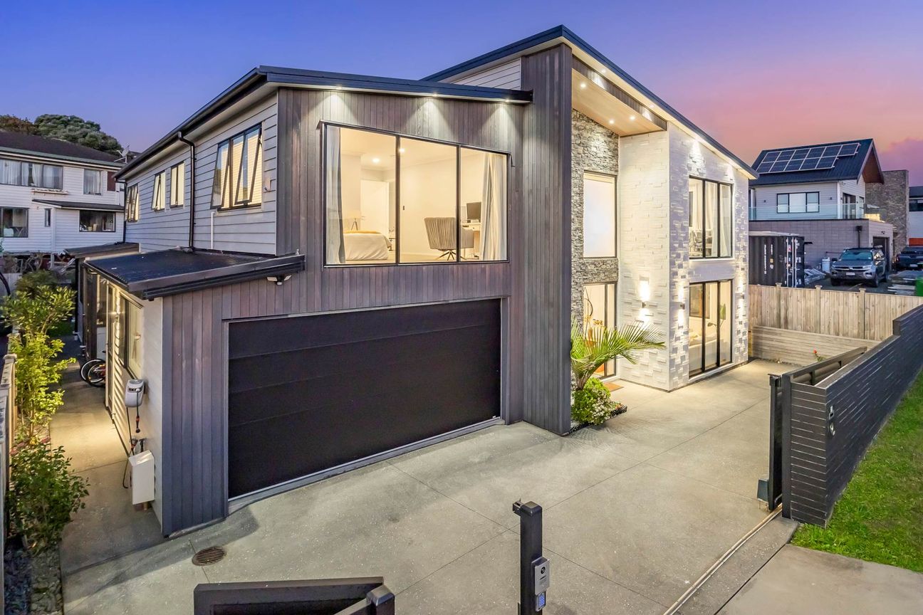 Luxury Almost New Residence Prestigious Pinehill - View 2