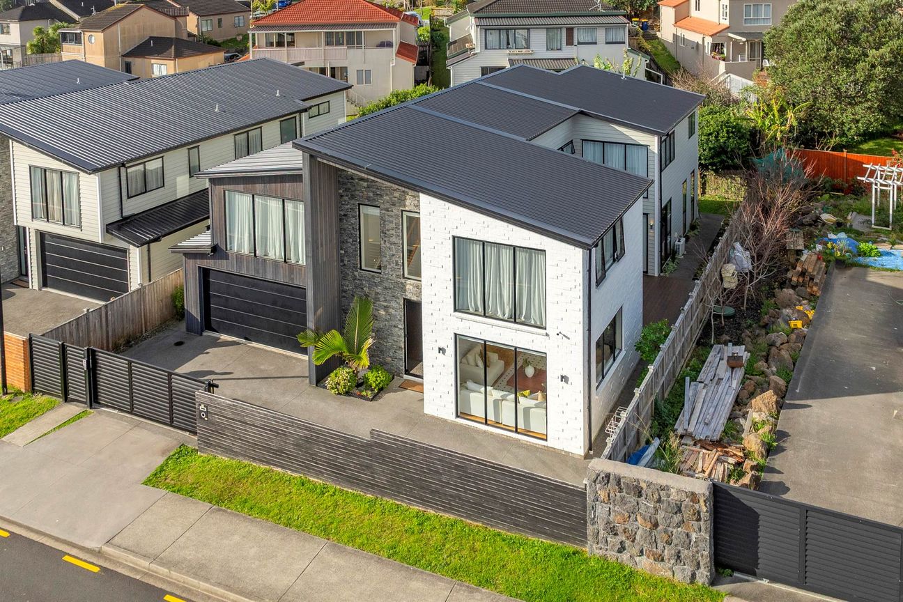 Luxury Almost New Residence Prestigious Pinehill - View 4