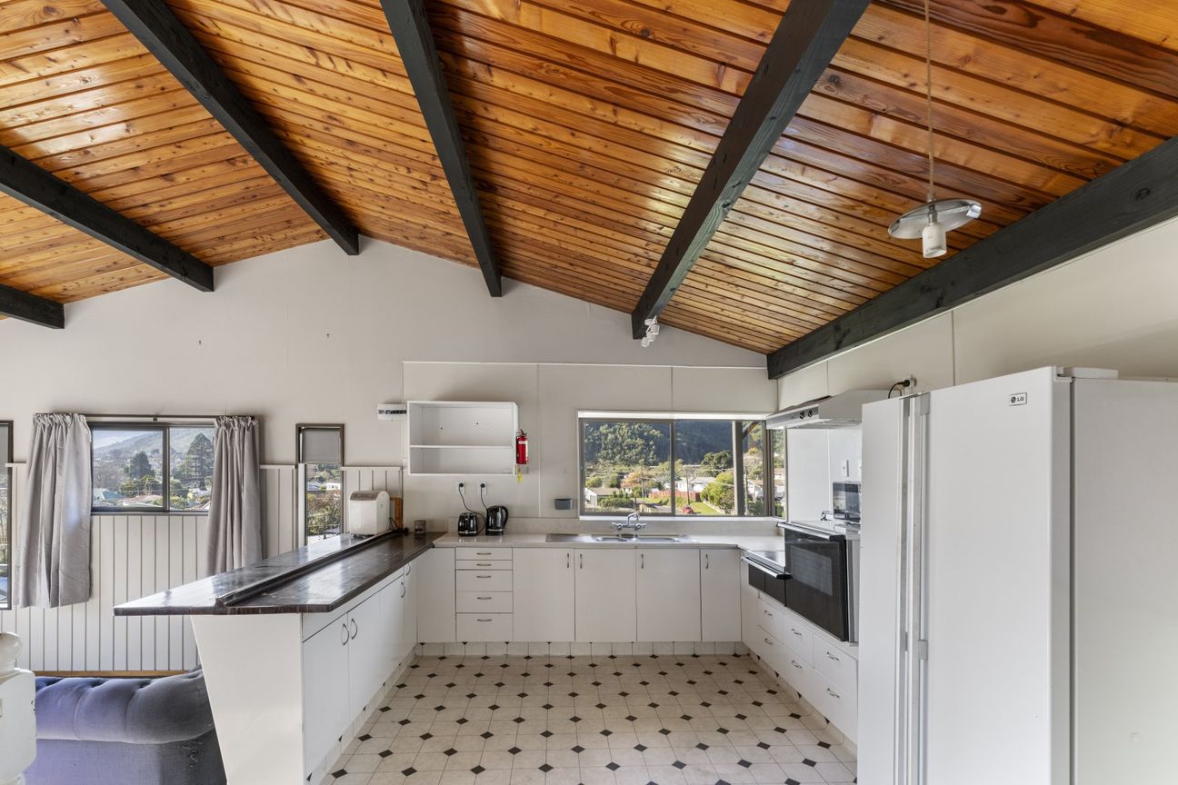 Elevated Harbour Views, Spacious & Potential - Mehr