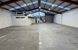 Refurbished 330m2 Warehouse + Exclusive Yard