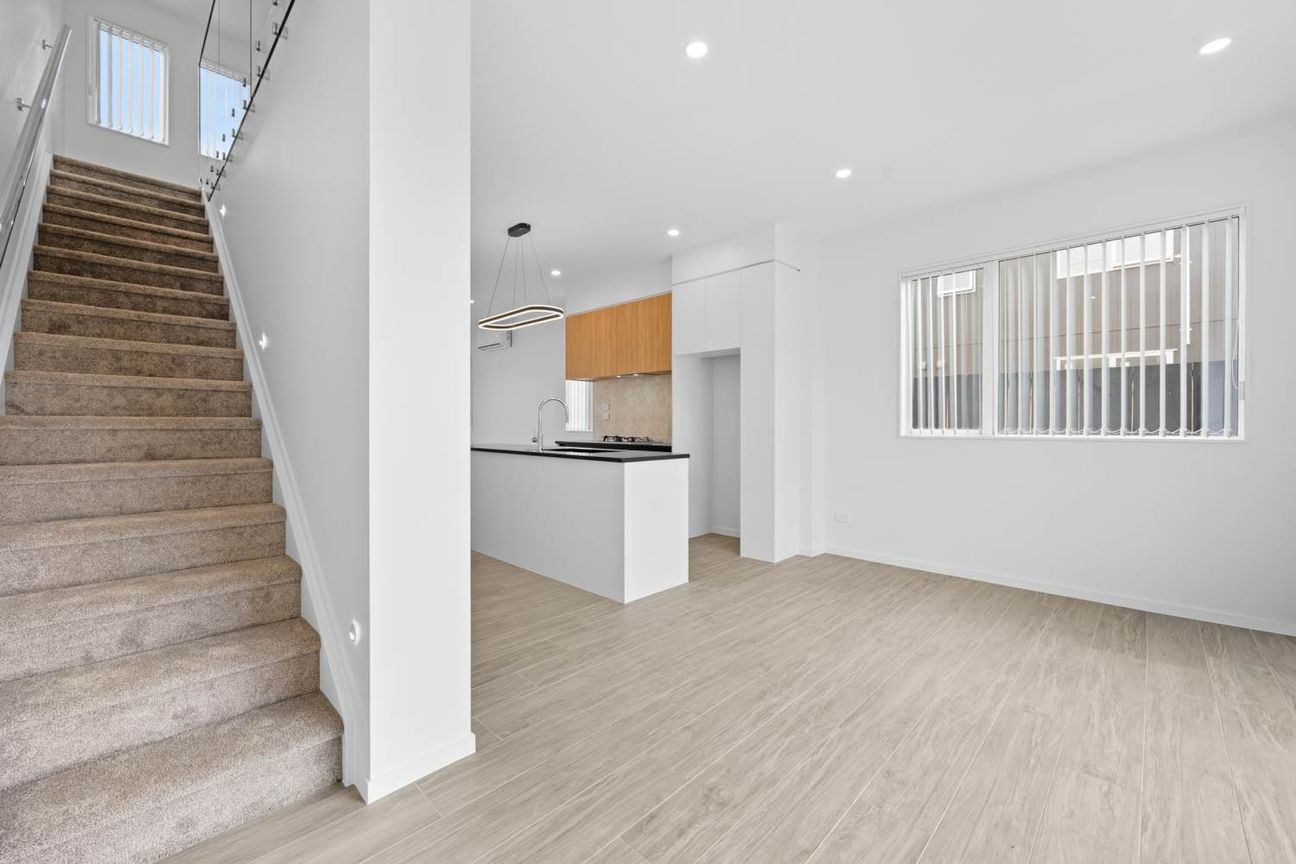 Brand New 3-Bedroom 2.5-Bathroom Corner Home in Drury - Več