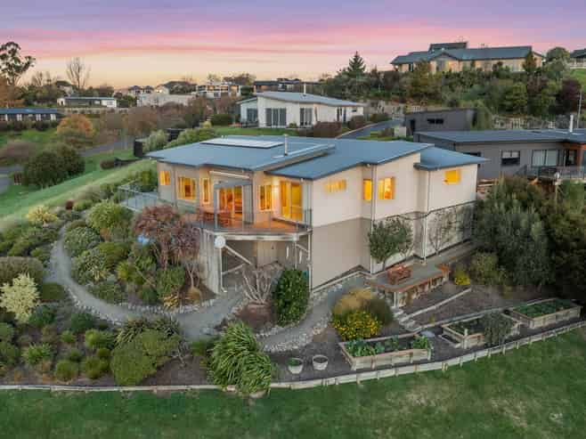 12 Lake View Place, Fairhall
