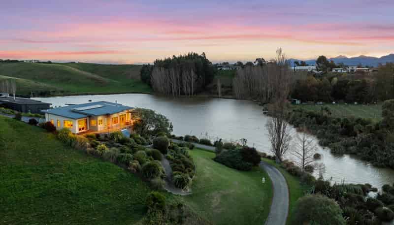 12 Lake View Place, Fairhall